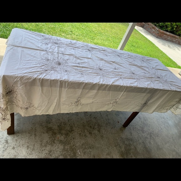 Table Cloths - Picture 2 of 8